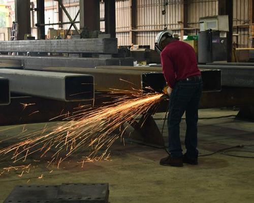 澳门足彩app Steel employee at work in the fabrication shop